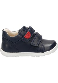 Scarpa in pelle blu con due cinturini in velcro, suola in gomma bianca, punta arrotondata e dettaglio rosso sul cinturino. Texture liscia. Adatta per un abbigliamento casual.
