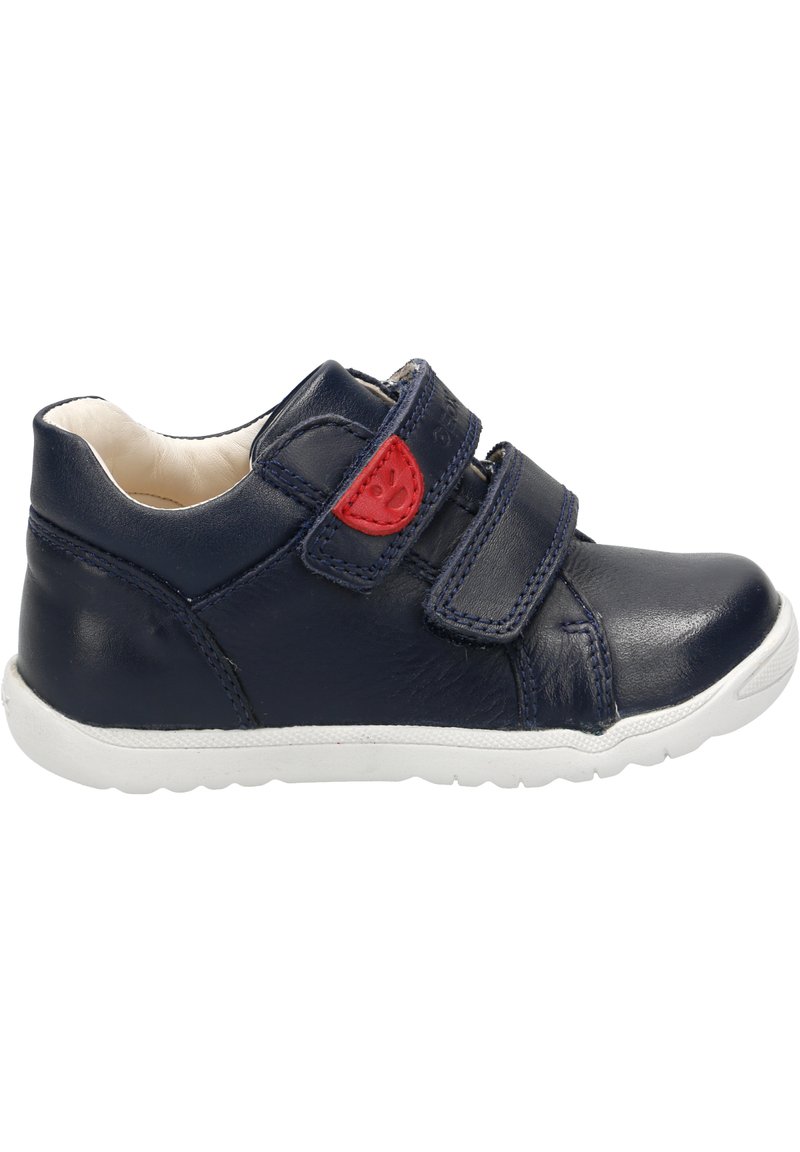 Scarpa in pelle blu con due cinturini in velcro, suola in gomma bianca, punta arrotondata e dettaglio rosso sul cinturino. Texture liscia. Adatta per un abbigliamento casual.