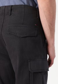 Tommy Jeans OTIS HERRINGBONE PANTS - Cargobroek - black