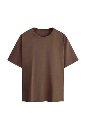 Braunes kurzärmeliges Baumwoll-T-Shirt mit rundem Ausschnitt, flach auf weißem Hintergrund präsentiert.