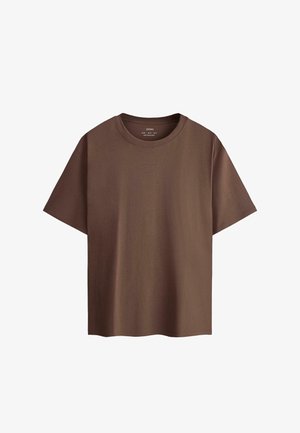 Barna rövid ujjú pamut póló kerek nyakkivágással, fehér háttér előtt laposan elhelyezve.