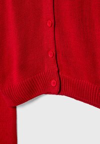 Cardigan rouge en tricot avec ourlet côtelé et trois boutons rouges assortis visibles le long de la fermeture avant.