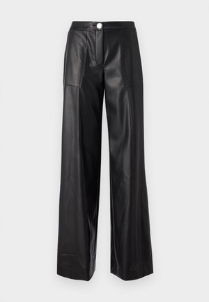 Melna ādas plaša kāju bikses ar priekšējiem kabatām, plakanu priekšpusi un redzamām stitching detaļām. Aizdarāmas ar sudraba pogu jostā.