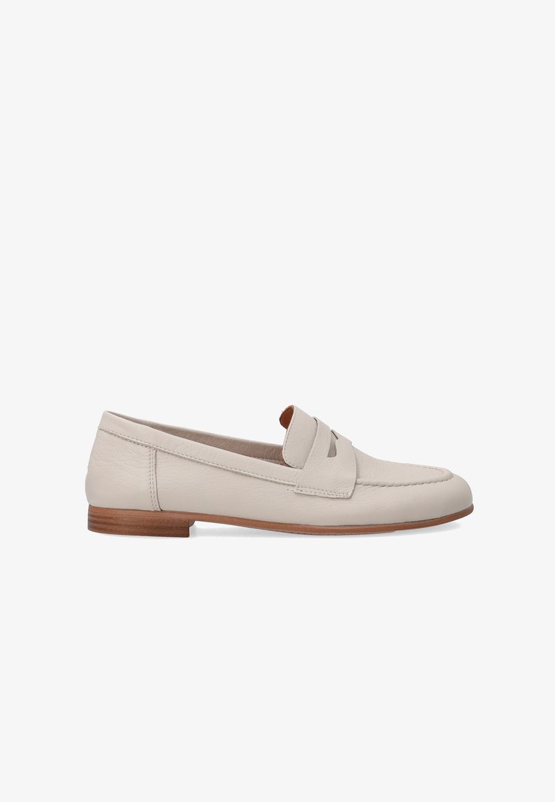 Beige Leder Slipper mit flachem Absatz, versehen mit einem dekorativen Riemen über dem Spann und Stickdetails entlang der Ränder.