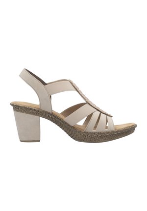 Sandale à talons hauts beige avec un détail central tressé, bout ouvert et plusieurs brides. Talon en wedge texturé avec un motif tissé.