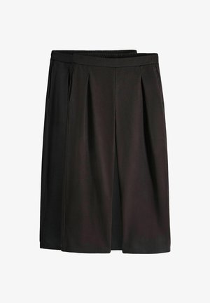 Črne kulote s plitvami, elastičnim pasom in stranskimi žepi. Mehek material z gladko teksturo, zasnovan za udobje in svobodo gibanja.