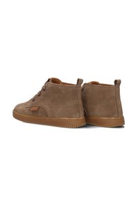 Bottines en suède marron avec un devant lacé et des semelles en caoutchouc, présentées de dos et de côté sur fond blanc.