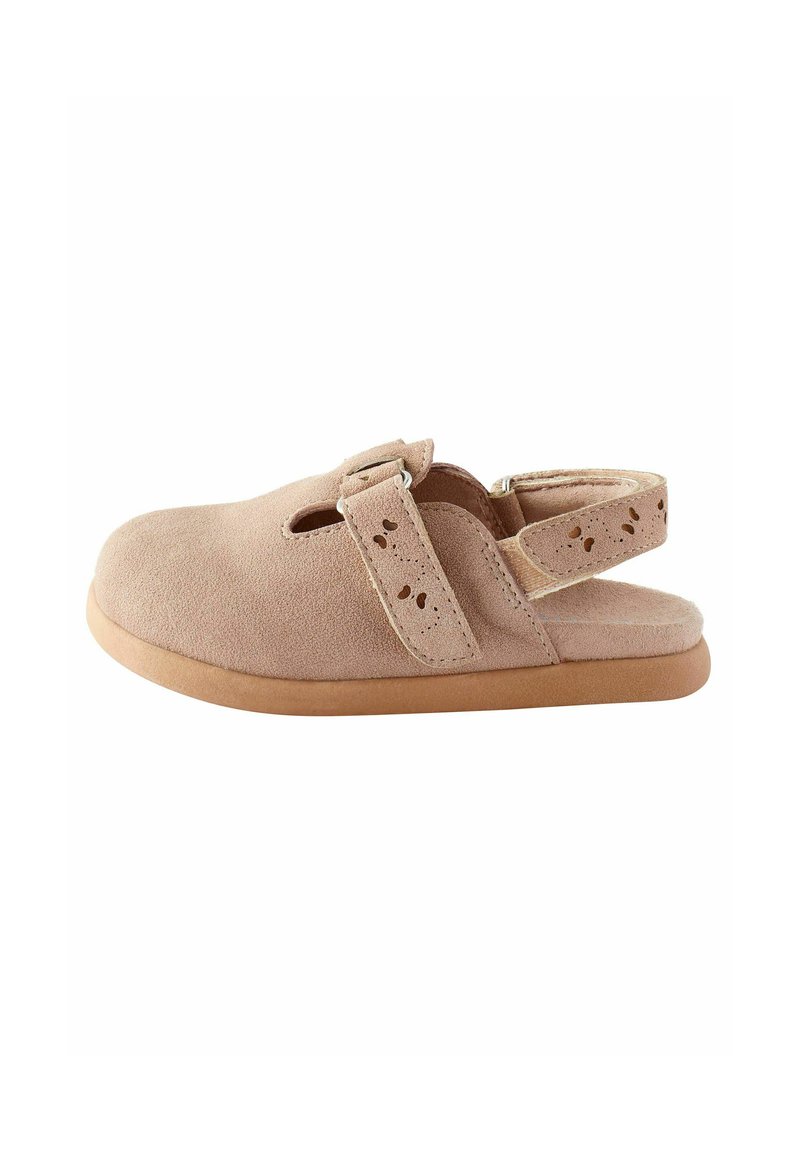 Beige nubuk slip-on cipő perforált pánttal és állítható csattal, kerek orral és lapos gumitalppal.