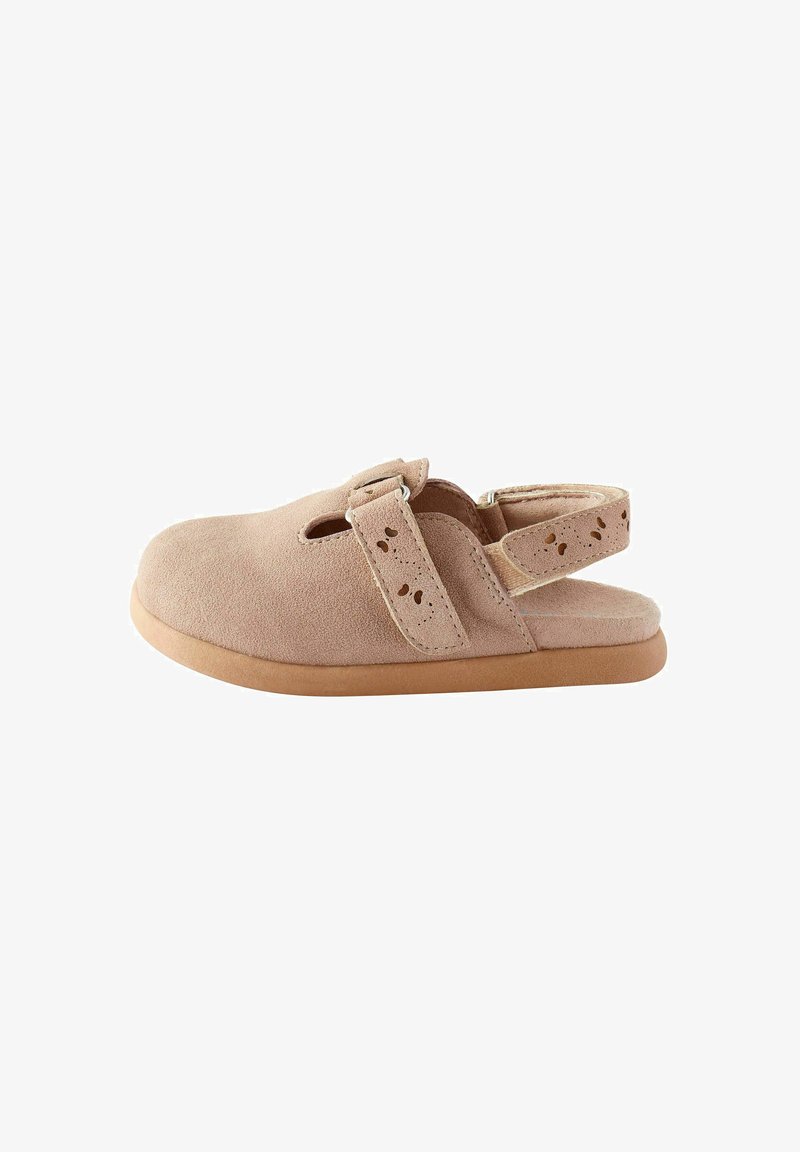 Beige nubuk slip-on cipő perforált pánttal és állítható csattal, kerek orral és lapos gumitalppal.