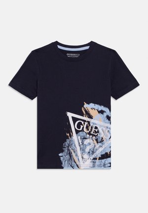 Tricou din bumbac bleumarin cu un logo triunghiular în alb și albastru deschis, cu accente tip tușă de pensulă în bej; gât rotund, mâneci scurte.