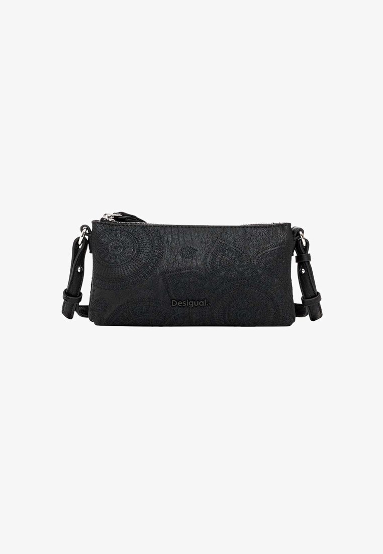 Sac bandoulière noir en synthétique avec des motifs circulaires embossés, fermeture éclair en argent et bandoulière ajustable. Logo affiché à l'avant.