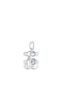 Ciondolo a forma di orso in argento con accenti di cristallo blu, caratterizzato da una finitura liscia e un anello per il fissaggio. Logo del marchio inciso su un lato.