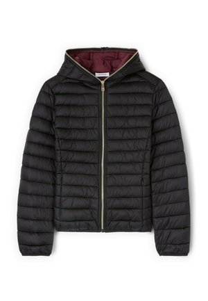 Zwarte doorgestikte capuchonjas met ritssluiting aan de voorkant en een bordeauxrode binnenvoering, plat uitgestald op een witte achtergrond.