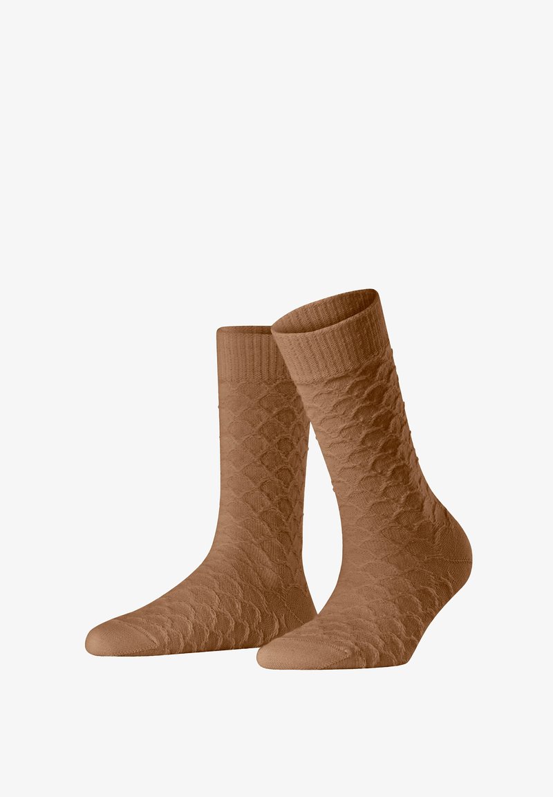 Chaussettes marron texturées avec un motif en losanges, une bordure côtelée et une finition lisse, conçues pour le confort et la polyvalence.
