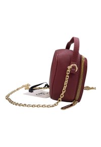 Borsa a tracolla in ecopelle bordeaux con forma rotonda, tracolla in catena dorata, chiusura con zip e un piccolo manico. Presenta un'etichetta attaccata.