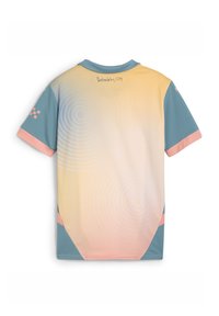 Dres s krátkym rukávom v gradientných pastelových farbách, so modrým zázemím s cirkulárnymi vzormi, ružovými akcentmi a golierom, brandové logo na krku.