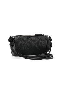 Borsa nera trapuntata con chiusura a zip, dotata di una lunga tracolla spessa e dettagli annodati sui lati per un tocco di texture in più.