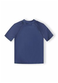 Chemise à manches courtes bleu marine en matériau léger, avec un col rond et des manches raglan, dotée de coutures à plat et d'une texture lisse.