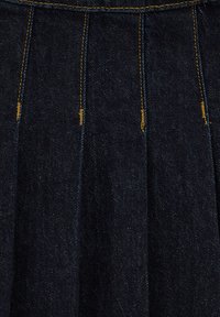 Denim tkanina v temno modri barvi z teksturiranim videzom, z vertikalnimi naborniki in kontrastnimi rumenimi šivi.