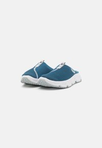 Μπλε διχτυωτά παπούτσια χωρίς κορδόνια με υφασμένο επάνω μέρος, λευκή σόλα και διακριτικές γκρίζες λεπτομέρειες. Στρογγυλή σιλουέτα με θηλιά στο τακούνι.