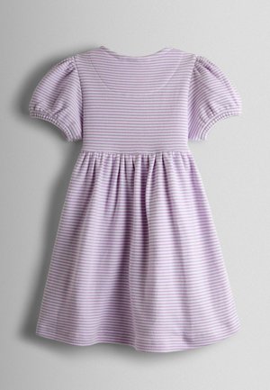 Fialové pruhované šaty s krátkými nafouklými rukávy, kulatým výstřihem a nařasenou sukní. Vyrobené z měkké látky s hladkou texturou.