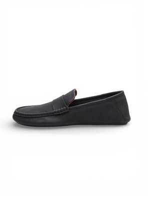 Mocassino slip-on in pelle nera con dettagli cuciti e punta a mocassino, progettato per un uso casual o semi-formale.