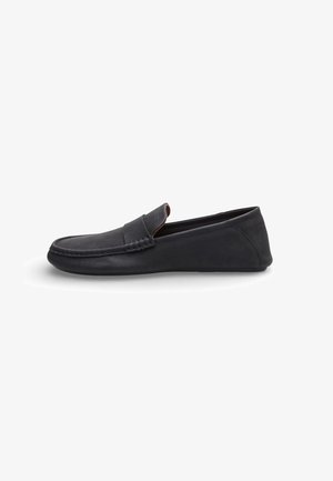 Mocassino slip-on in pelle nera con dettagli cuciti e punta a mocassino, progettato per un uso casual o semi-formale.