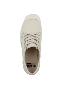 Sneaker in tela beige chiaro con punta arrotondata, lacci piatti, occhielli in argento e un interno testurizzato. Logo visibile sulla soletta.
