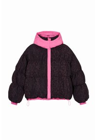 Prešívaná bunda s čiernym leopardím vzorom, ružovými doplnkami, vysokým golierom a stiahnutými manžetami s nastaviteľnými šnúrkami.