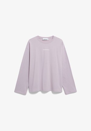 Licht lavendelkleurig langarm shirt gemaakt van zachte stof, heeft een ronde hals en de tekst "ARMEDANGELS" subtiel in het wit gedrukt op de borst.