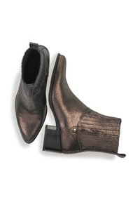 Botas de tobillo metálicas de bronce con punta afilada y superficie texturizada, con tacón cuadrado y paneles elásticos acanalados para facilitar el uso.