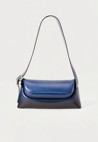 Sac à bandoulière en cuir bleu à rabat, texture lisse et une seule sangle d'épaule. Présente des accents de quincaillerie argentée.