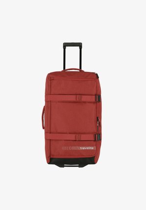 Maleta roja con ruedas, de superficie de tela, con dos asas de transporte y correas de compresión; cuenta con un bolsillo frontal con cremallera y acentos en negro.