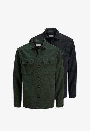 Zwei langärmelige, knöpfbare Hemden mit Kragen und zwei vorderen, mit Knöpfen verschlossenen Taschen, eines dunkelgrün vorne und eines schwarz dahinter.