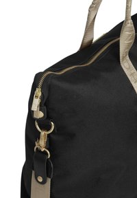 Schwarze synthetische Schultertasche mit goldenen Beschlägen, mit Reißverschlussverschluss, geflochtenen Griffen und einer strukturierten Oberfläche.