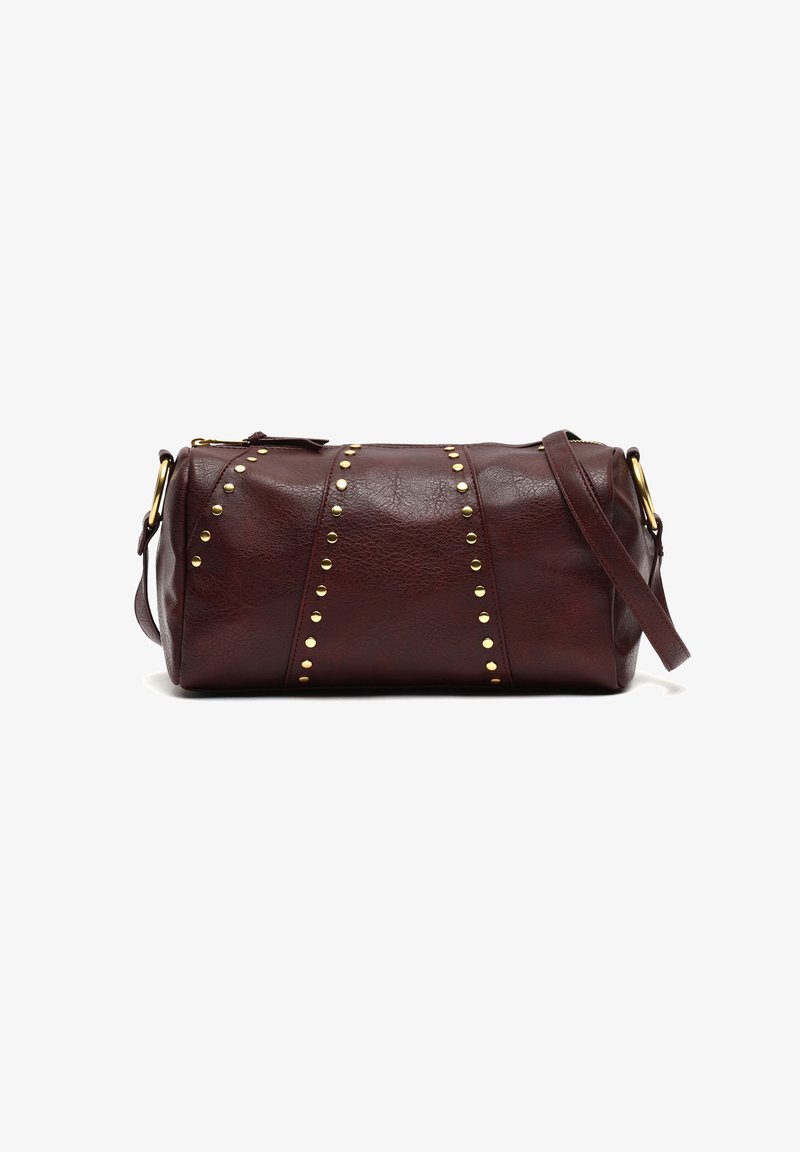 Borsa in similpelle bordeaux con accenti in metallo dorato, forma cilindrica, tracolla laterale e chiusura a zip superiore. Texture liscia con cuciture visibili.