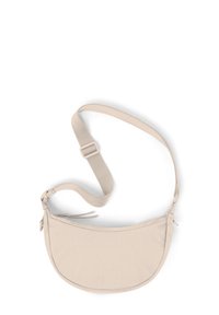 Borsa a spalla beige con una forma curva, realizzata in materiale morbido. Presenta una tracolla testurizzata e una chiusura a zip per un facile accesso.