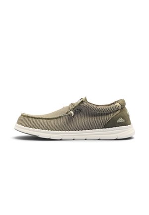 Zapato informal verde oliva sin cordones con suela blanca, parte superior de tela de malla, lazo de cordón ajustable y collarín acolchado en el talón para mayor comodidad.