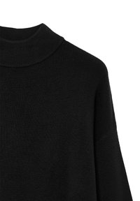 Maglione nero lavorato a maglia con un collo alto a coste e spalle scese, dalla texture morbida e un design minimalista.