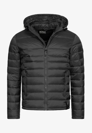 Zwarte pufferjack met een capuchon, voorzien van een rits aan de voorkant, een gestikte ontwerp en twee zijzakken. Gemaakt van glad, lichtgewicht materiaal.