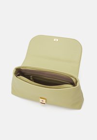 Borsa a tracolla rettangolare in materiale testurizzato verde chiaro, con chiusura in tonalità dorata e un ampio interno con scomparti con zip.