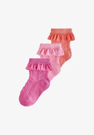 Drie paar gebreide babysokjes in roze, lichtroze en koraal, elk met een gerimpelde kanten boord en decoratieve patronen.