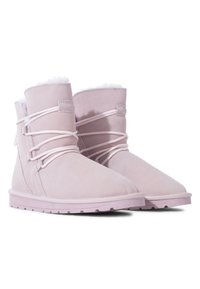 Stivali alla caviglia in suede rosa con punta arrotondata, morbida fodera interna, altezza alla caviglia e lacci sottili sulla parte frontale. Suola in gomma piatta.