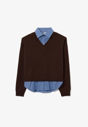 Brauner, gestrickter Pullover mit V-Ausschnitt, darüber getragen ein blau gestreiftes Hemd mit Kragen. Verfügt über lange Ärmel und einen kurzen Saum.