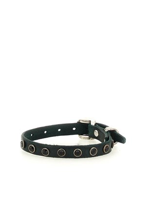 Bracciale in pelle nera con borchie rotonde nere e fibbia argento su sfondo bianco.
