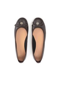Hnědé kožené baleríny s kulatou špičkou, s malou mašlí a akcentem loga na přední části; hladký svršek s polstrovanou stélkou.