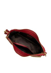 Bolso de mano de cuero rojo con herrajes dorados y detalle de cadena. La parte superior abierta revela un interior oscuro con bolsillos para organización. Acabado texturizado.