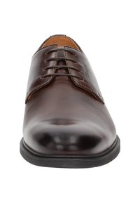 Braune Lederlederschuhe mit einer abgerundeten Spitze, Schnürsenkeln, glatter Oberfläche und einer schwarzen Gummisohle, die ein poliertes Finish zeigt.