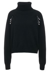 Schwarzer Rollkragenpullover aus weichem Stoff, mit drei silbernen Sicherheitsnadeln auf der linken Seite. Kürzerer Schnitt mit langen Ärmeln.