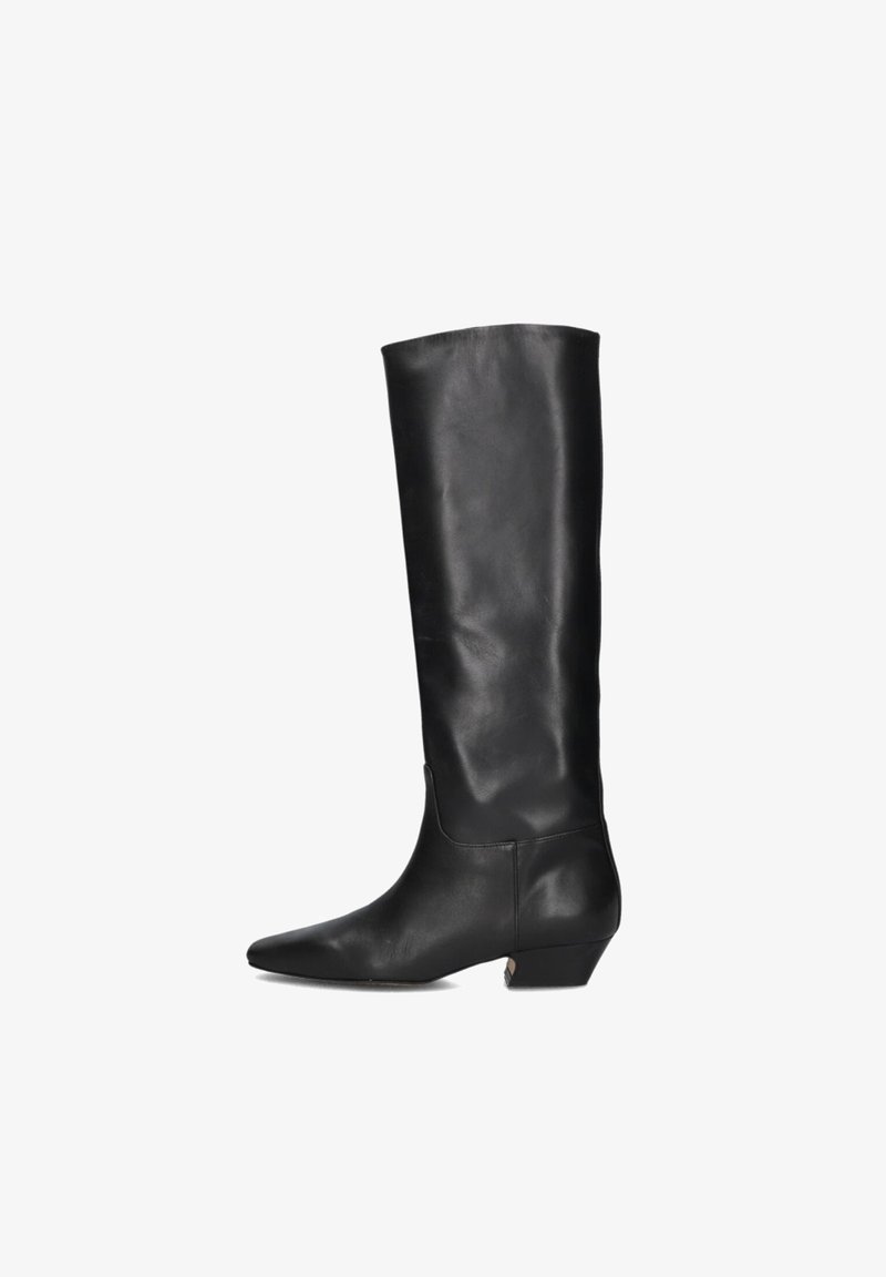 Botte noire en cuir, montant jusqu'au genou, avec un bout pointu et un petit talon bloc, arborant une texture lisse et un design minimaliste.